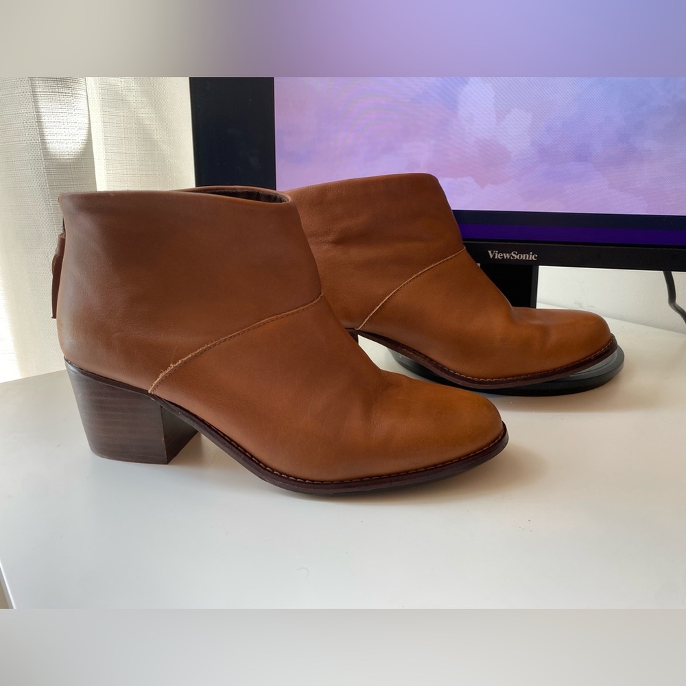Tom’s Leila Brown Leather Booties with Tassle 8.5